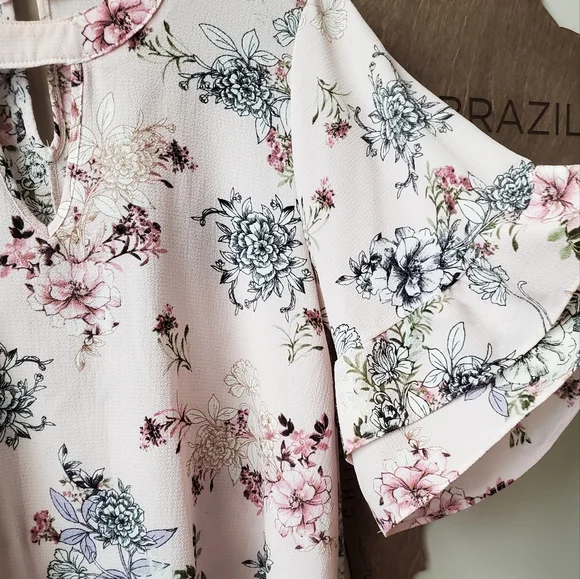 Gorgeous Bell Sleeve Floral Blouse 🌸 - Picture 3 of 8